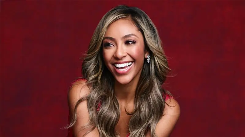 Тайшия Адамс широко улыбается в промо-кадре The Bachelorette