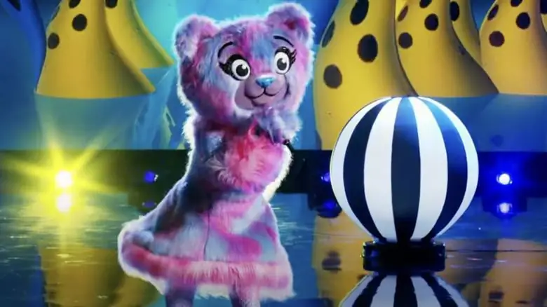 Сара Пэйлин в роли Медведя в сериале "Певец в маске"