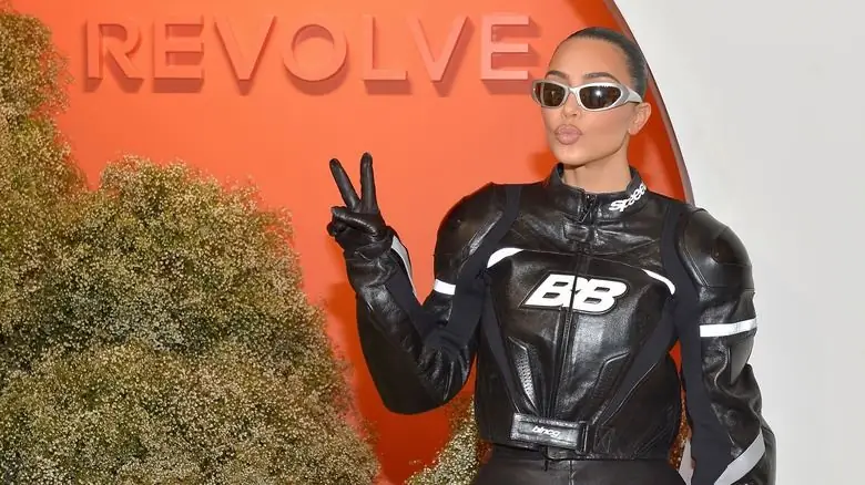 Ким Кардашьян позирует