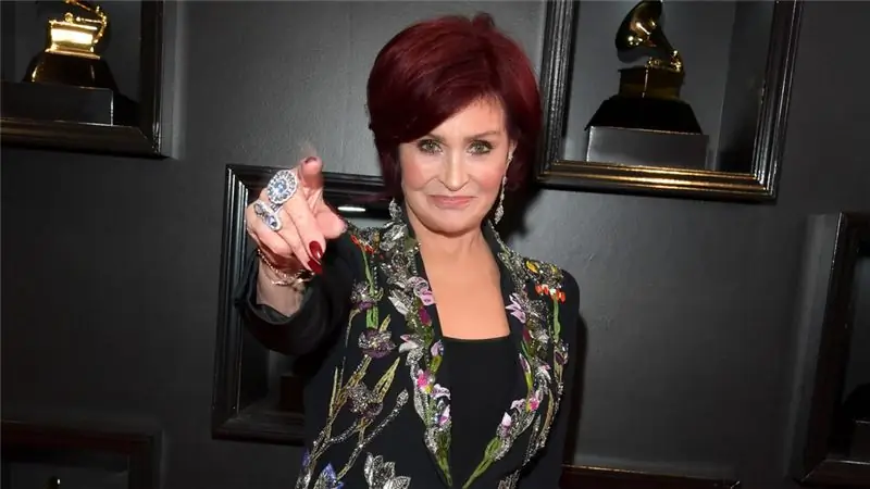 Шэрон Осборн указывает