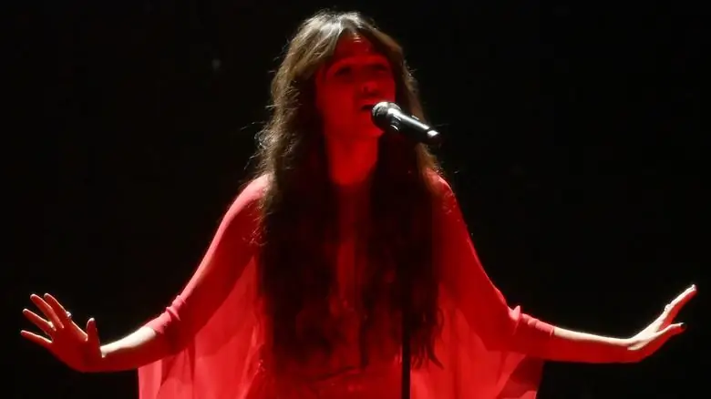 Оливия Родриго во время выступления