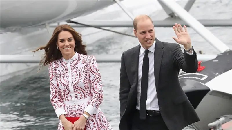 Кейт Миддлтон улыбается рядом с принцем Уильямом и машет рукой