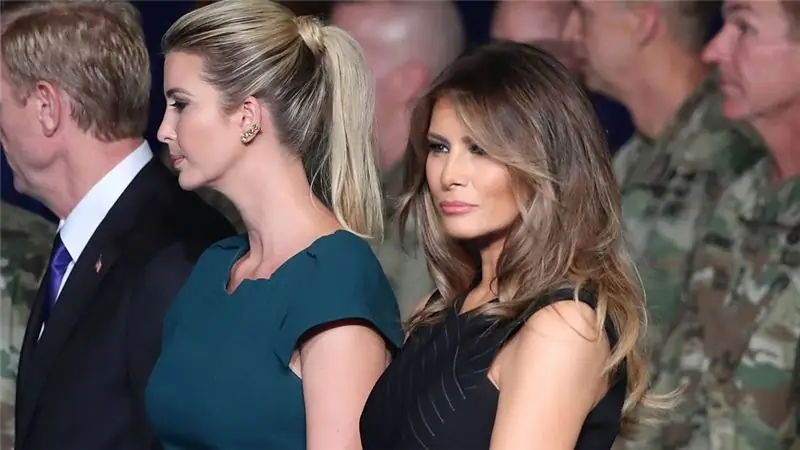 Иванка Трамп и Мелания Трамп стоят рядом друг с другом, но смотрят в сторону на мероприятии