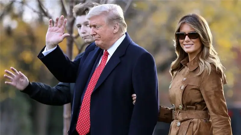 Бэррон Трамп, Дональд Трамп и Мелания Трамп на улице