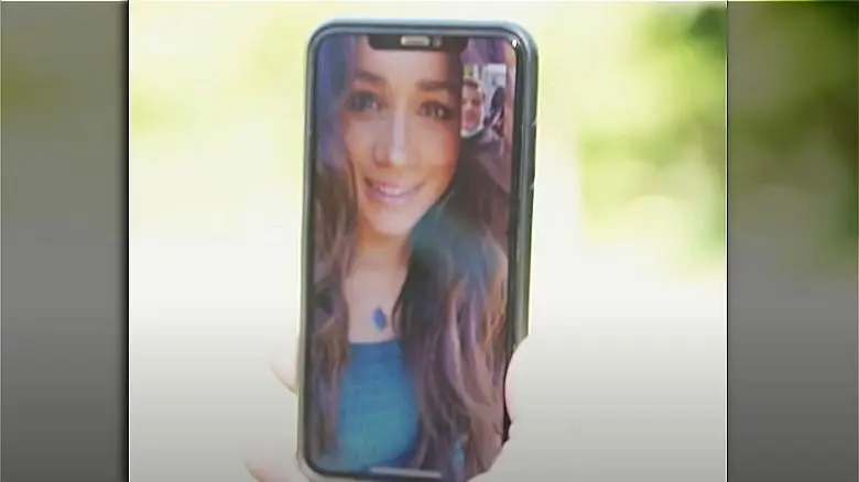 Меган Маркл надела ожерелье из лазурита во время разговора по FaceTime с Джеймсом Корденом