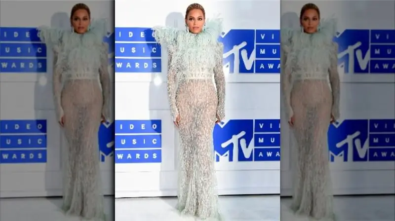 Бейонсе в белом платье с перьями на церемонии MTV VMA 2016 Бейонсе в белом платье с перьями на церемонии MTV VMA 2016