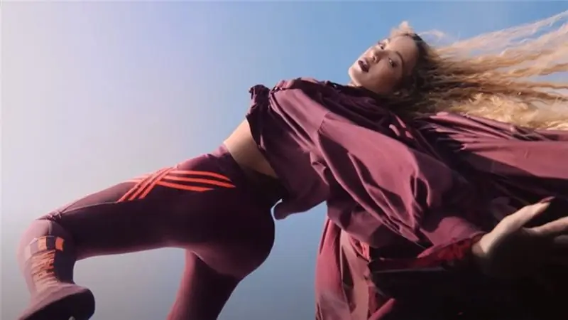 Бейонсе позирует в темно-бордовом спортивном костюме Ivy Park Бейонсе позирует в темно-бордовом спортивном костюме Ivy Park