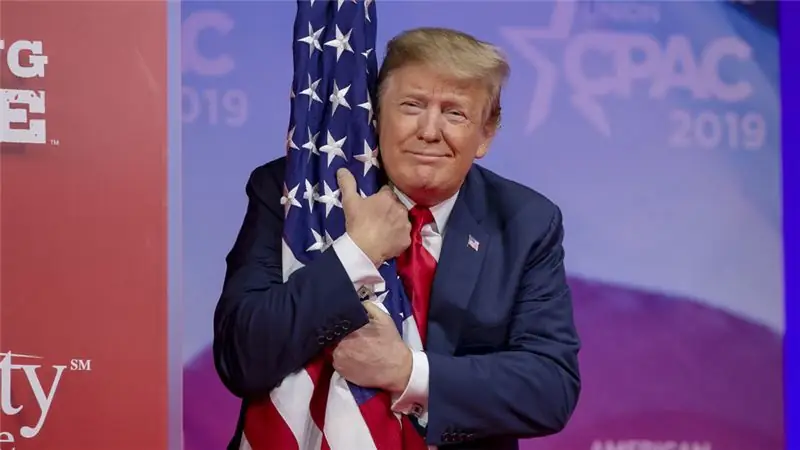 Дональд Трамп обнимает американский флаг