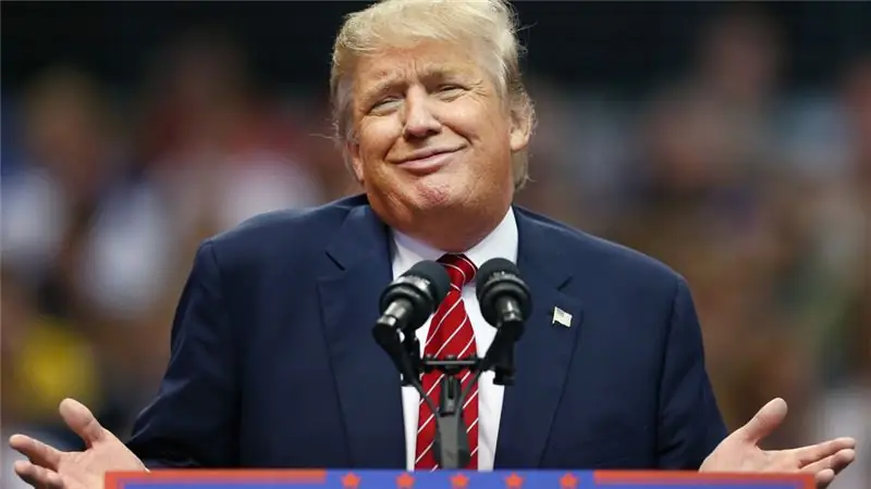 Дональд Трамп пожимает плечами и ухмыляется