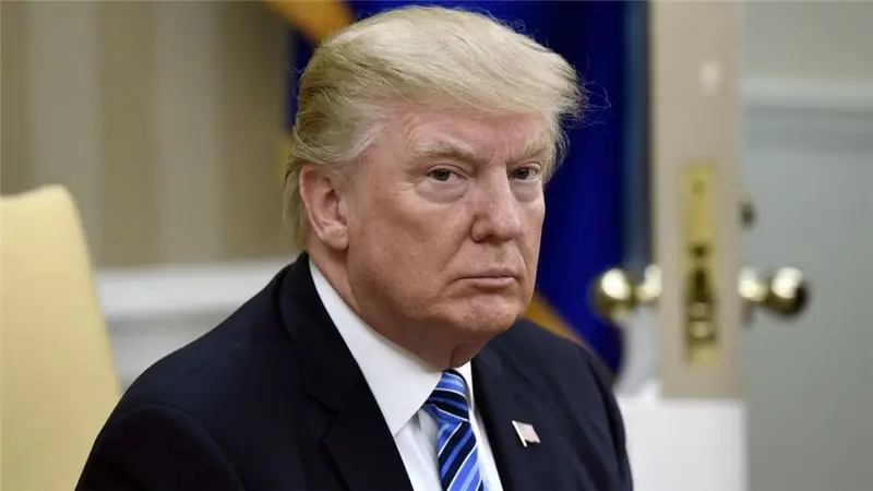 Дональд Трамп выглядит сурово