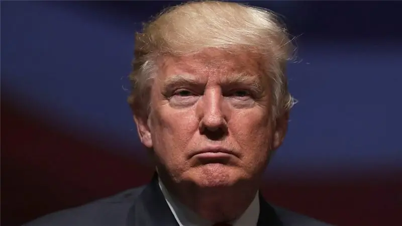 Дональд Трамп выглядит хмурым