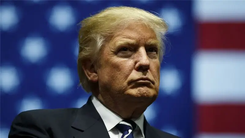Дональд Трамп выглядит сурово