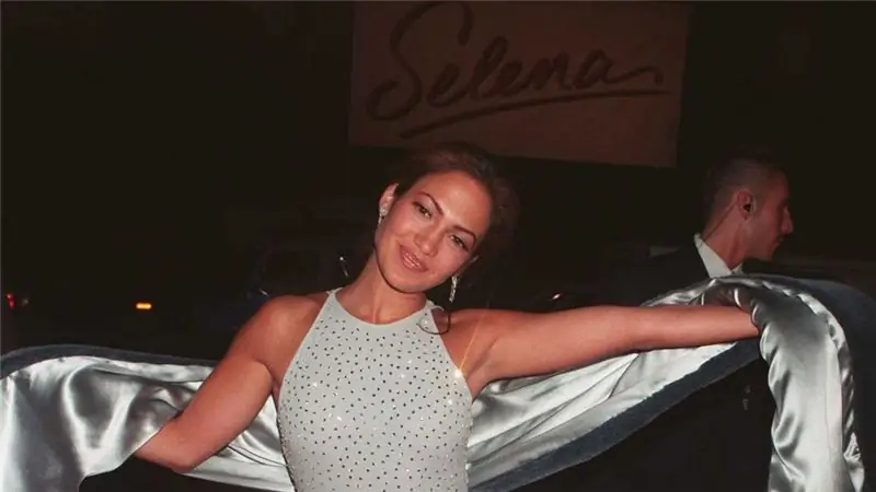 Дженнифер Лопес перед табличкой Selena Дженнифер Лопес перед табличкой Selena
