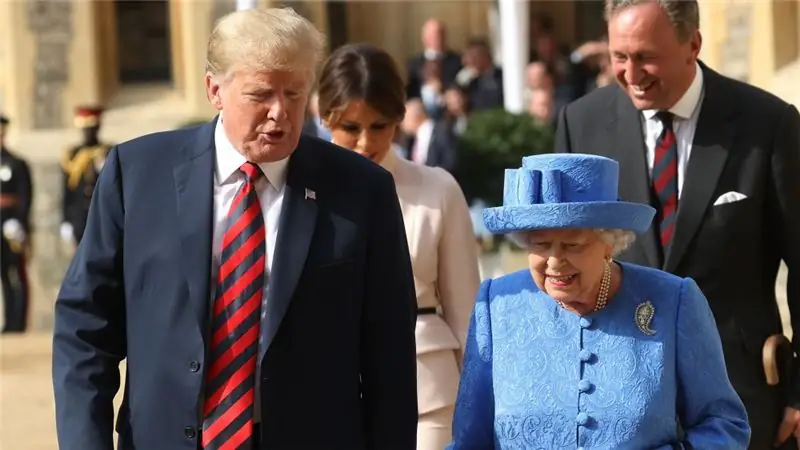 Дональд Трамп на прогулке с королевой Дональд Трамп на прогулке с королевой