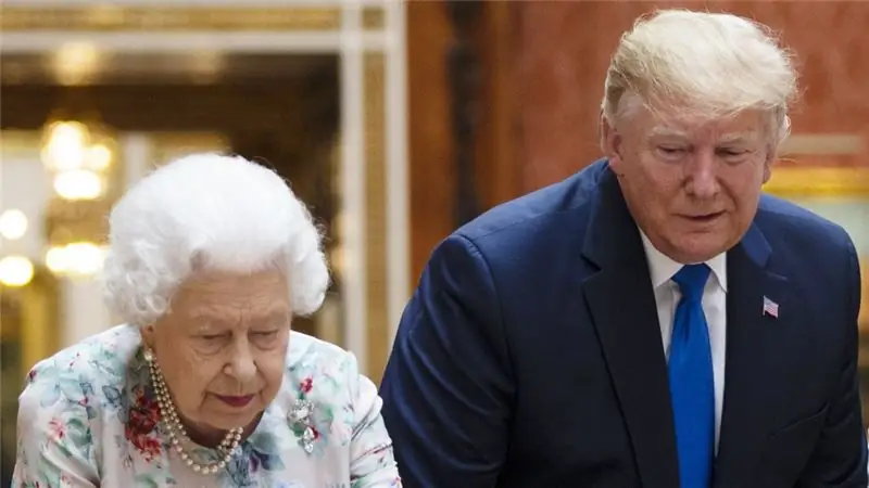 Королева и Трамп смотрят вниз Королева и Трамп смотрят вниз