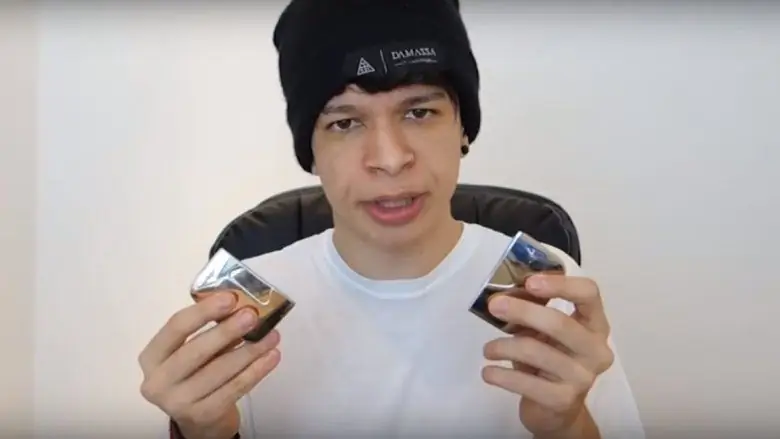 Аруан Феликс разбил свою награду на YouTube Аруан Феликс разбил свою награду на YouTube