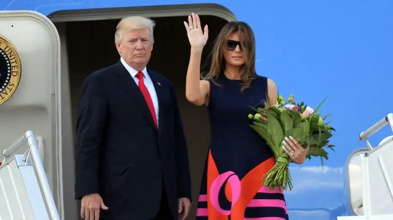 Дональд и Мелания Трамп садятся в самолет Дональд и Мелания Трамп садятся в самолет