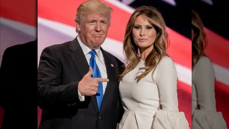 Дональд и Мелания Трамп улыбаются в 2016 году Дональд и Мелания Трамп улыбаются в 2016 году