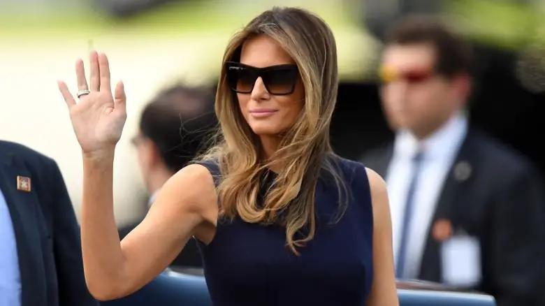 Мелания Трамп машет рукой Мелания Трамп машет рукой