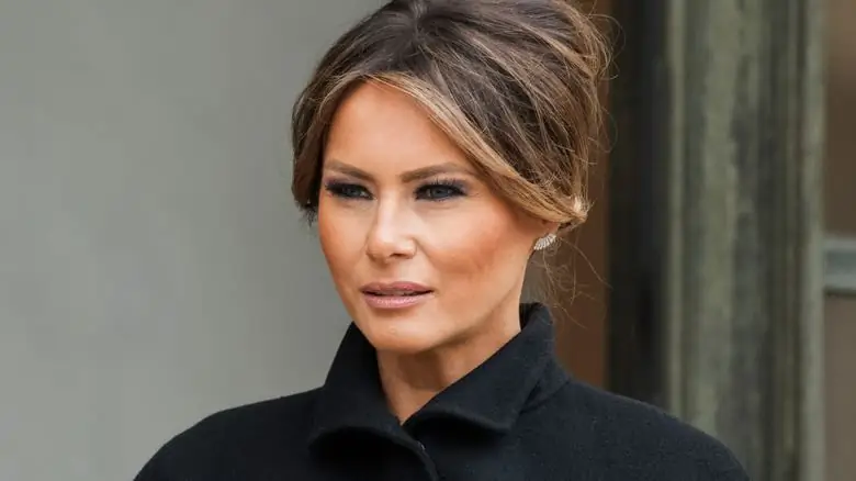 Мелания Трамп позирует во всем черном Мелания Трамп позирует во всем черном
