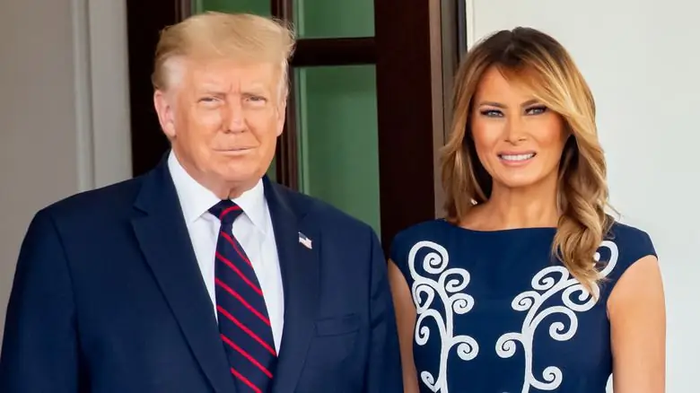 Дональд и Мелания Трамп улыбаются Дональд и Мелания Трамп улыбаются