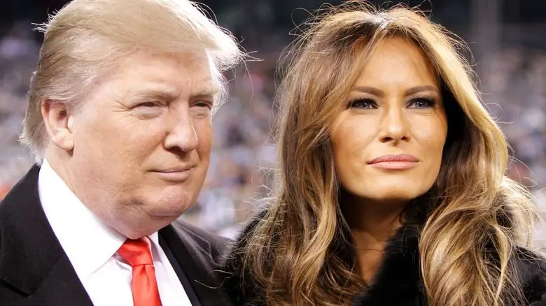 Дональд и Мелания Трамп позируют и улыбаются вместе Дональд и Мелания Трамп позируют и улыбаются вместе