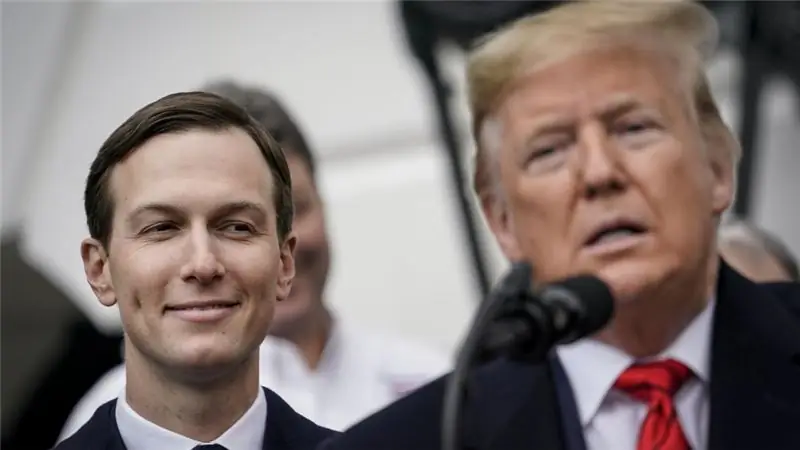 Джаред Кушнер и Дональд Трамп на Южной лужайке Белого дома в 2020 году Джаред Кушнер и Дональд Трамп на Южной лужайке Белого дома в 2020 году