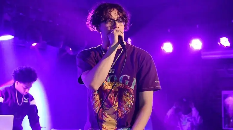 Джек Харлоу выступает в Mercury Lounge в Нью-Йорке Джек Харлоу выступает в Mercury Lounge в Нью-Йорке