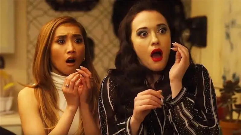 Бренда Сонг, Кэт Деннингс в Dollface Бренда Сонг, Кэт Деннингс в Dollface