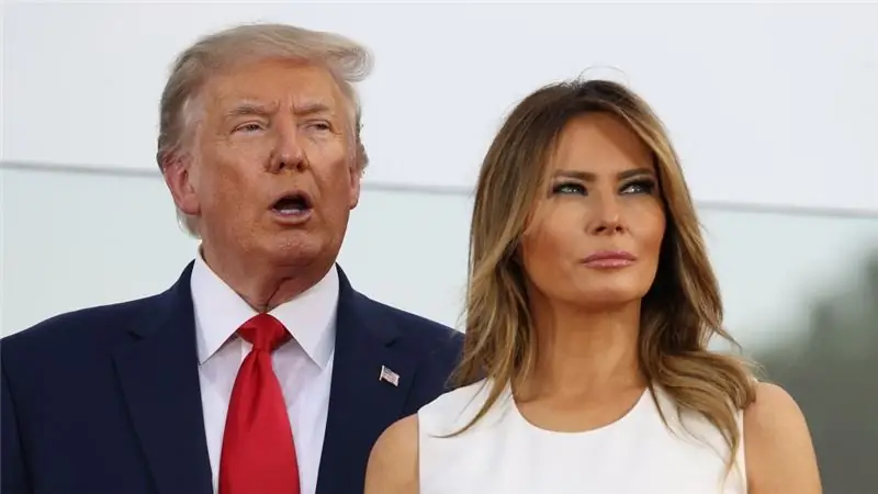 Дональд Трамп говорит рядом с Меланией Трамп, глядя в сторону Дональд Трамп говорит рядом с Меланией Трамп, глядя в сторону