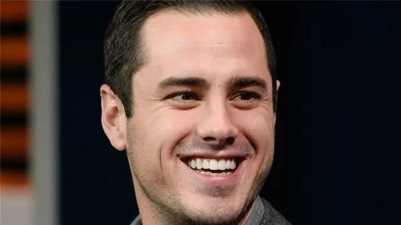 Бен Хиггинс улыбается на мероприятии