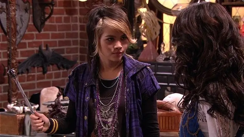 Хейли Киёко в Wizards of Waverly Place держит палочку рядом с Алексом