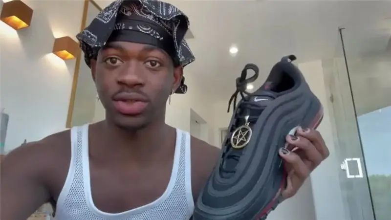 Lil Nas X держит ботинок с пентаграммой Lil Nas X держит ботинок с пентаграммой
