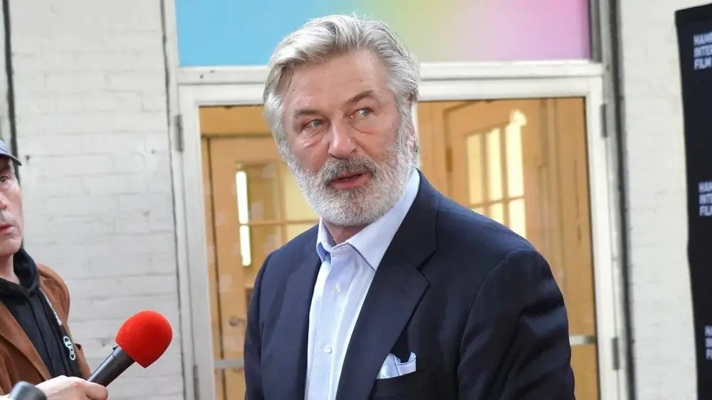 Алек Болдуин нападает на фотографа