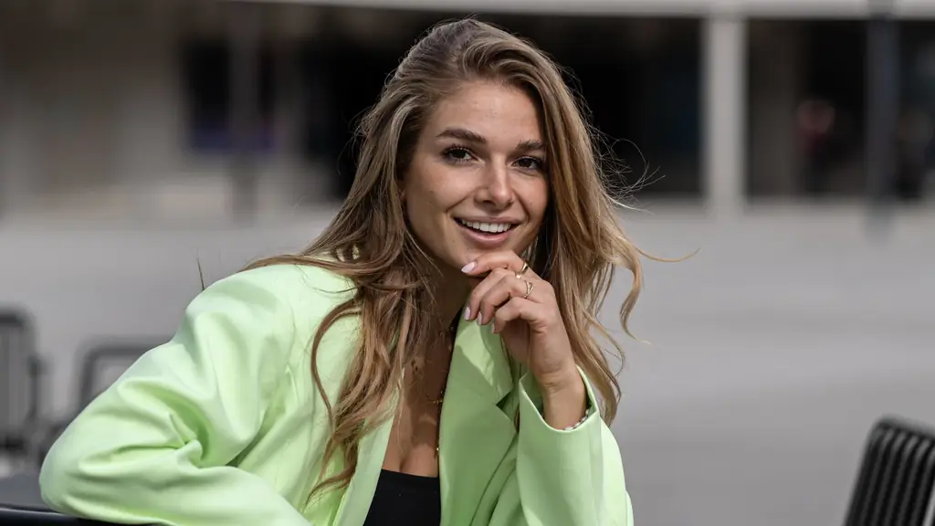 Ведущая RTL Лола Вейпперт появляется в бассейне только в трусиках-бикини