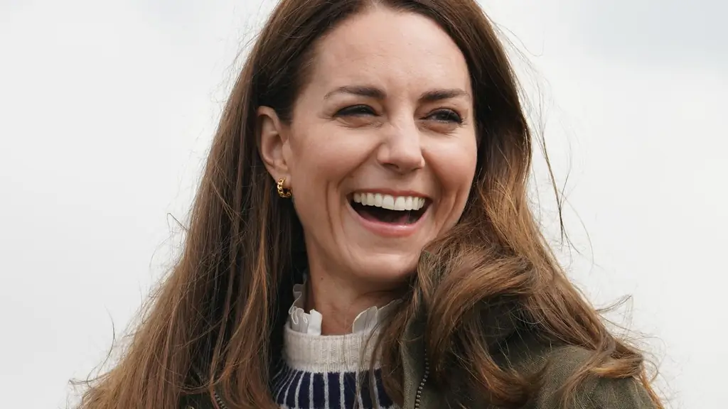 На шее герцогини Кейт что-то мелькает: подарок от Уильяма на годовщину свадьбы?