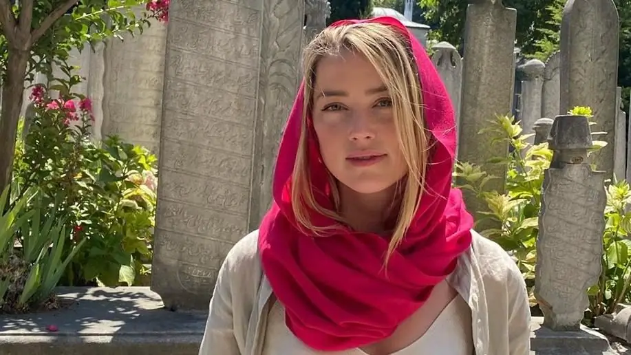 Эмбер Херд вызывает ажиотаж: Ходить в мечеть без лифчика?