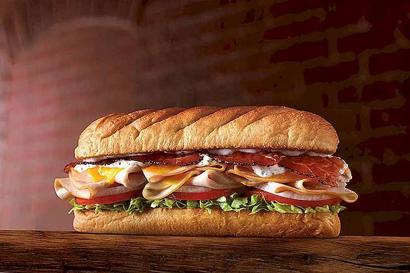 Пожертвуйте случай воды первым ответчикам и получите бесплатную подводную лодку