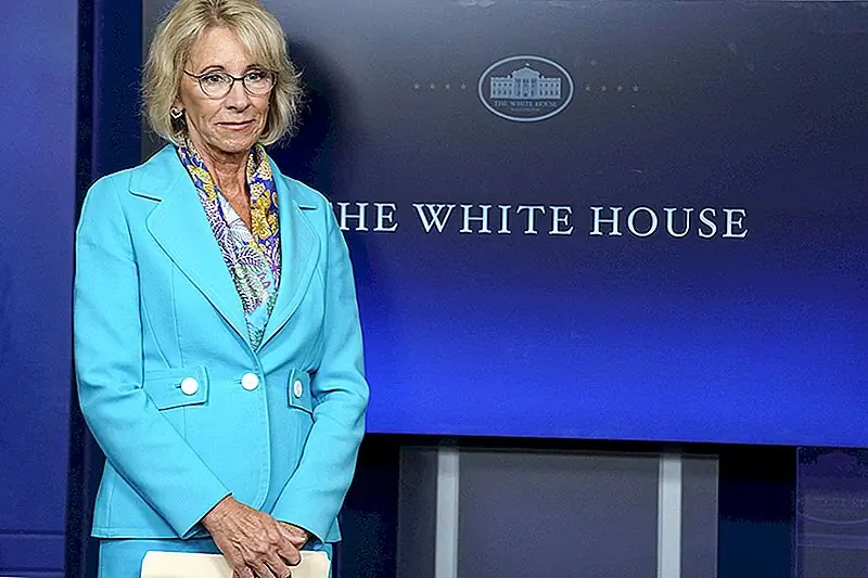 Почему DeVos Just Scrap планировал сократить услуги студента-кредитора с 9 до 1?