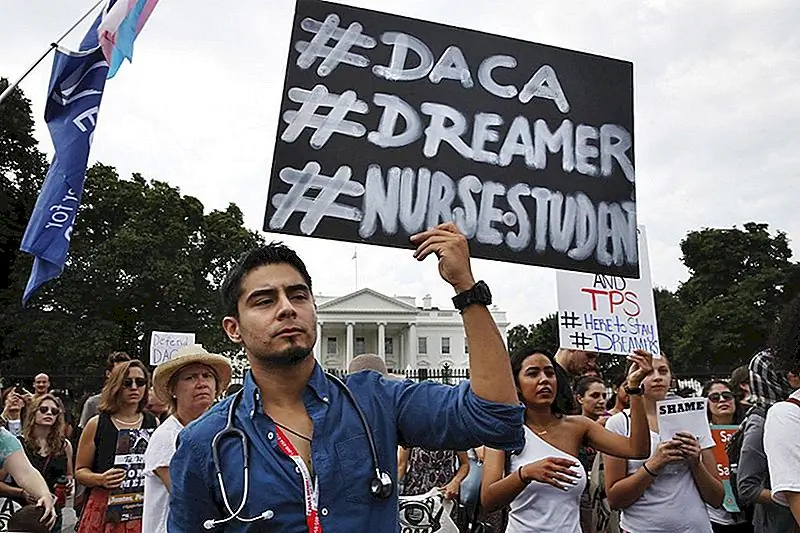 Вот как конец DACA повлияет на отрасль здравоохранения и образования