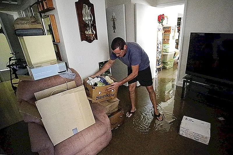 Те, кто не может позволить себе эвакуировать для бедствий, нуждаются в поддержке, а не в стыде