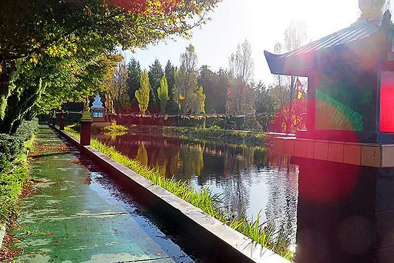 Буддийское отступление нуждается волонтерам, чтобы посеять овощи, получить бесплатные расходы на проживание