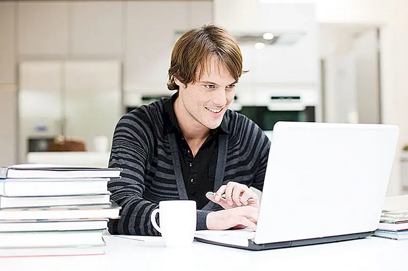 Эта компания нанимает десятки квалифицированных сотрудников для работы из дома