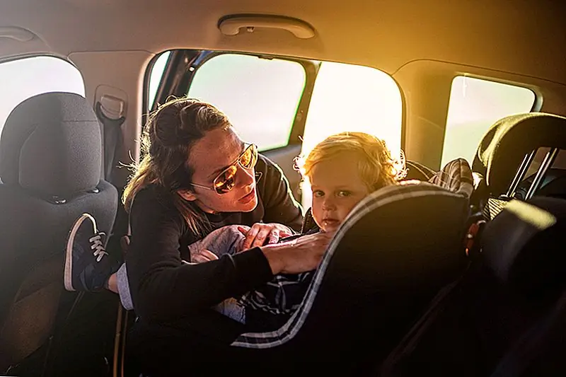 В этом опросе говорится, что больше людей ставят карьеры перед другими жизненными целями