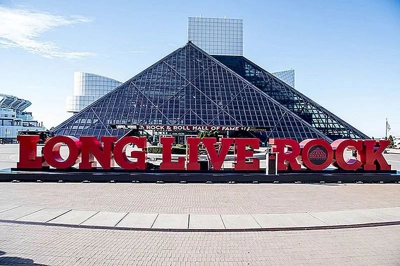 Требуется: один библиотекарь для работы в Зале славы рок-н-ролла