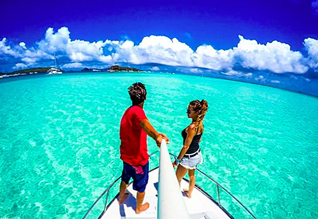 Почему этот преданный друг платит за 5-месячный отпуск для кого-то