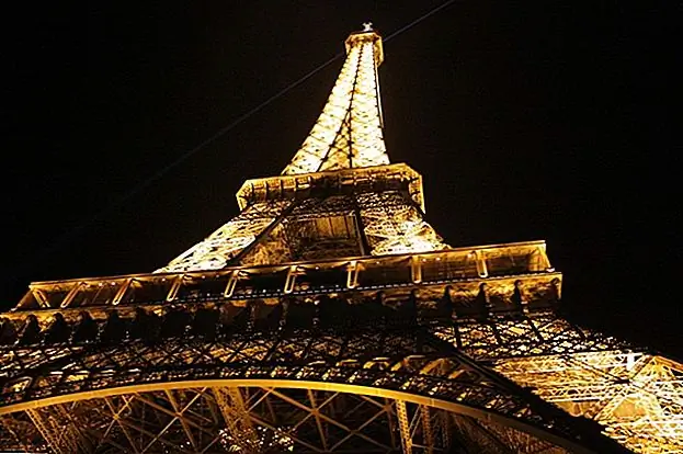 Вы могли бы провести ночь в Эйфелевой башне - бесплатно. Вот как