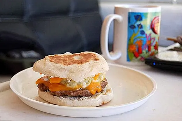 Пристрастился к яйцам Мак-Маффинс? Сэкономьте деньги, создав их дома с этой кухней