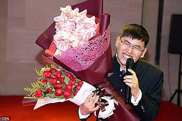 Скажите ли вы, если ваш друг предложил с букетом наличных?