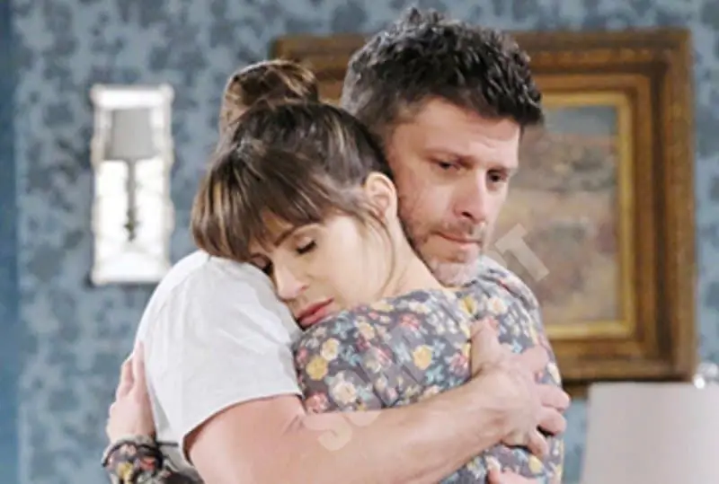 Спойлеры Days of Our Lives: Сара Хортон (Линси Годфри) - Эрик Брэди (Грег Воган) Спойлеры Days of Our Lives: Сара Хортон (Линси Годфри) - Эрик Брэди (Грег Воган)